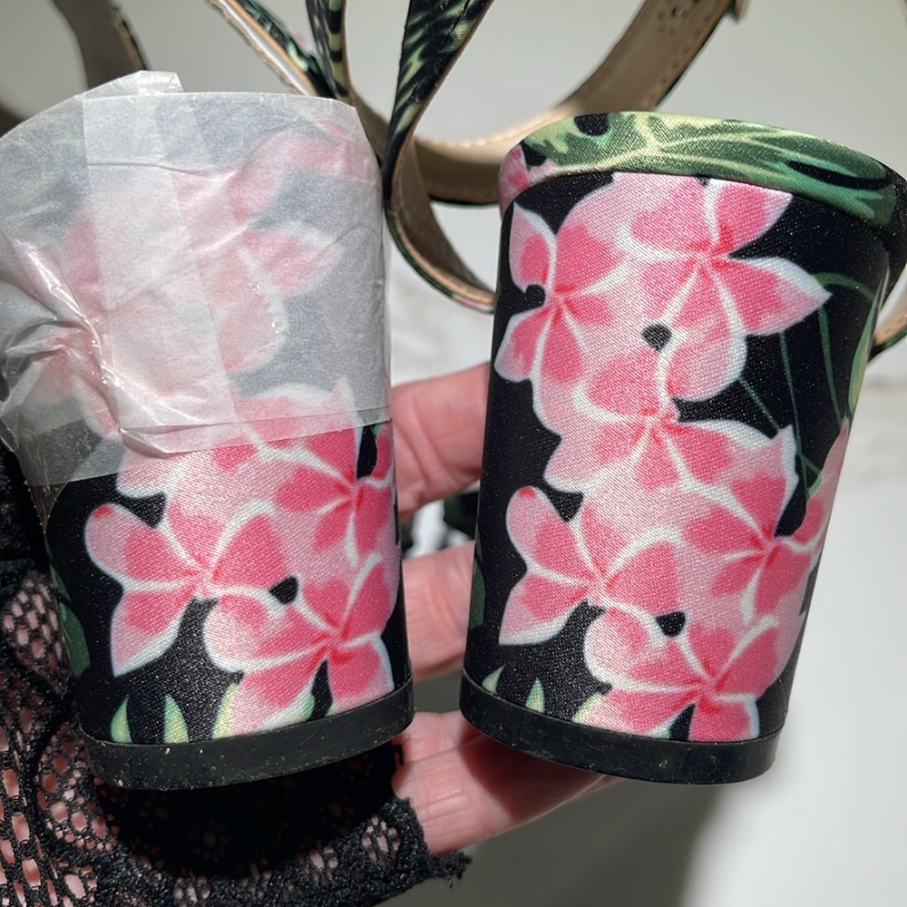 🥳UNISA 3” Heeled Flowered Sandals, Size 8 - Picture 2 of 8